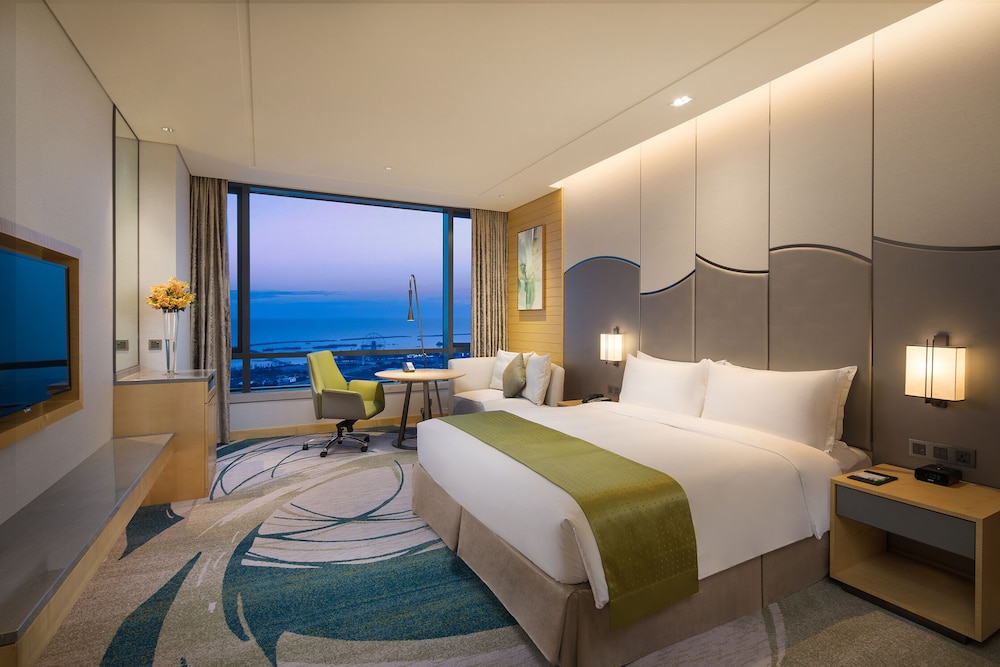 Standard Room, 1 King Bed, Lake View