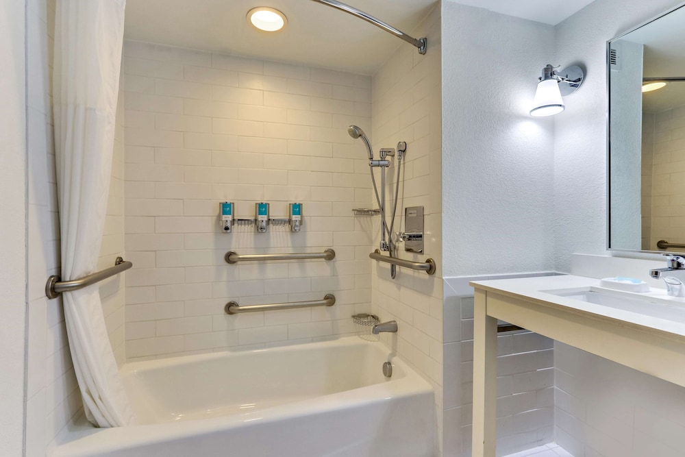 Suite, 1 King Bed With Sofa Bed, Refrigerator & Microwave (2 Rooms, Tub, Upper Floor) photo 3