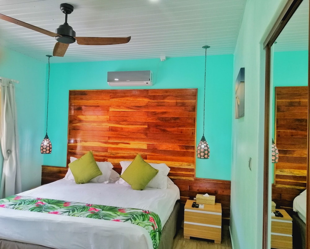 Deluxe Bungalow, 1 King Bed, Non Smoking, Garden View