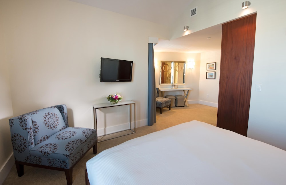 Room, 1 Queen Bed (Portside, ADA) photo 2