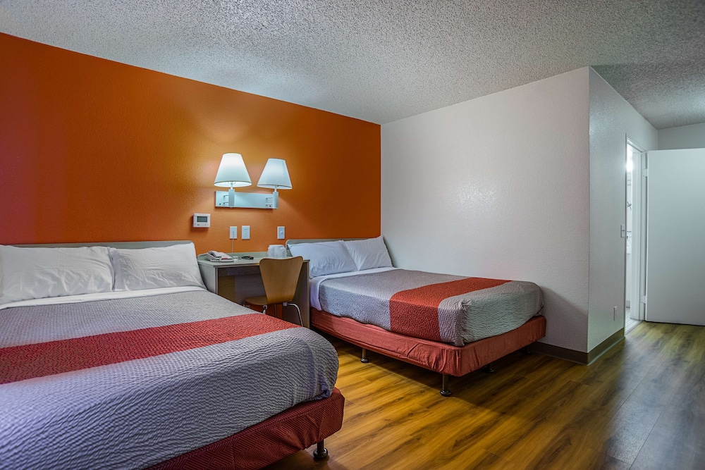 Standard Room, 2 Double Beds, Non Smoking photo 3