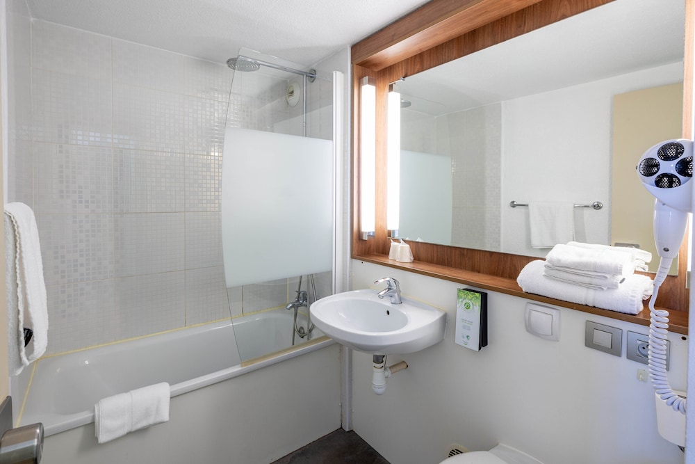 Standard Twin Room - Photo 3
