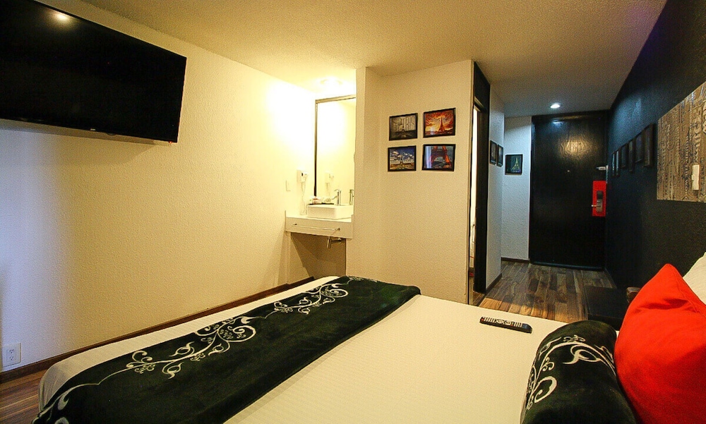 Basic Room, 1 Queen Bed - Photo 2