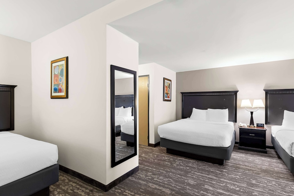 Standard Room, Multiple Beds, Non Smoking, Refrigerator & Microwave (With Sofabed) photo 3