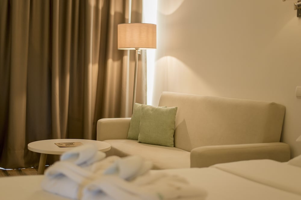 Basic Double or Twin Room - Photo 2