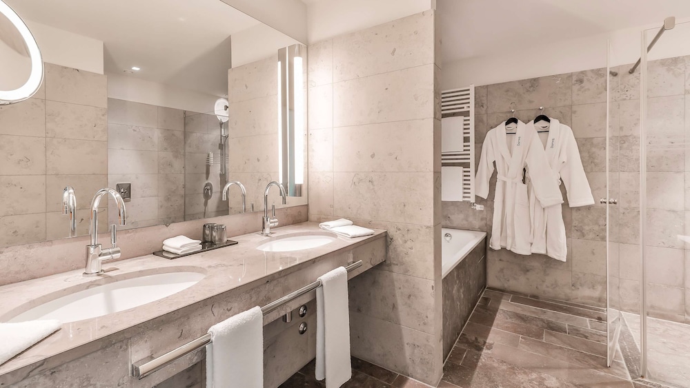 Deluxe Suite - Photo 7