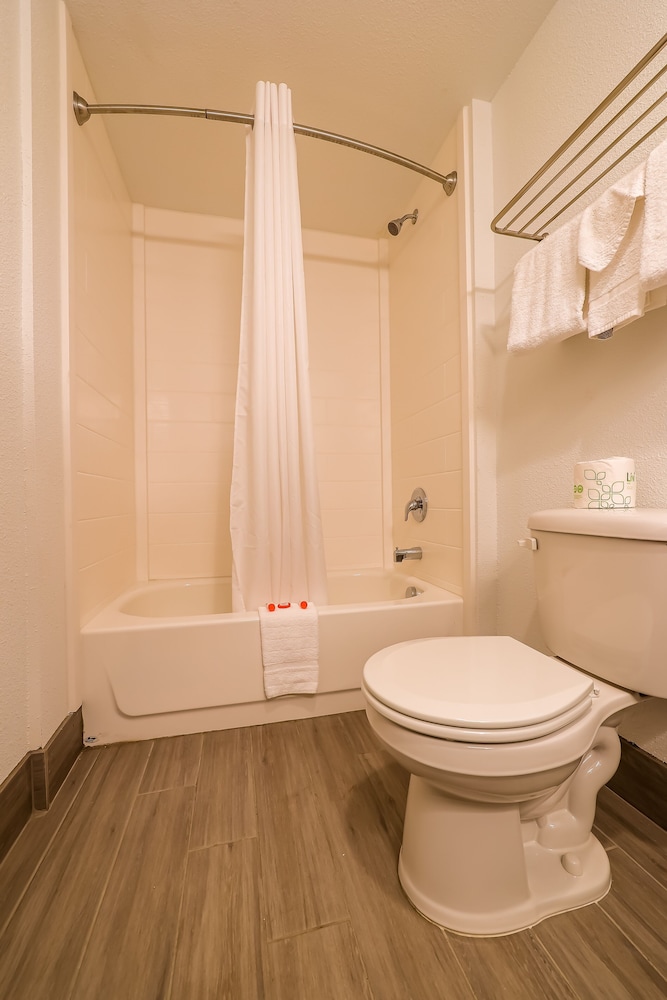 Room, 2 Queen Beds - Photo 11