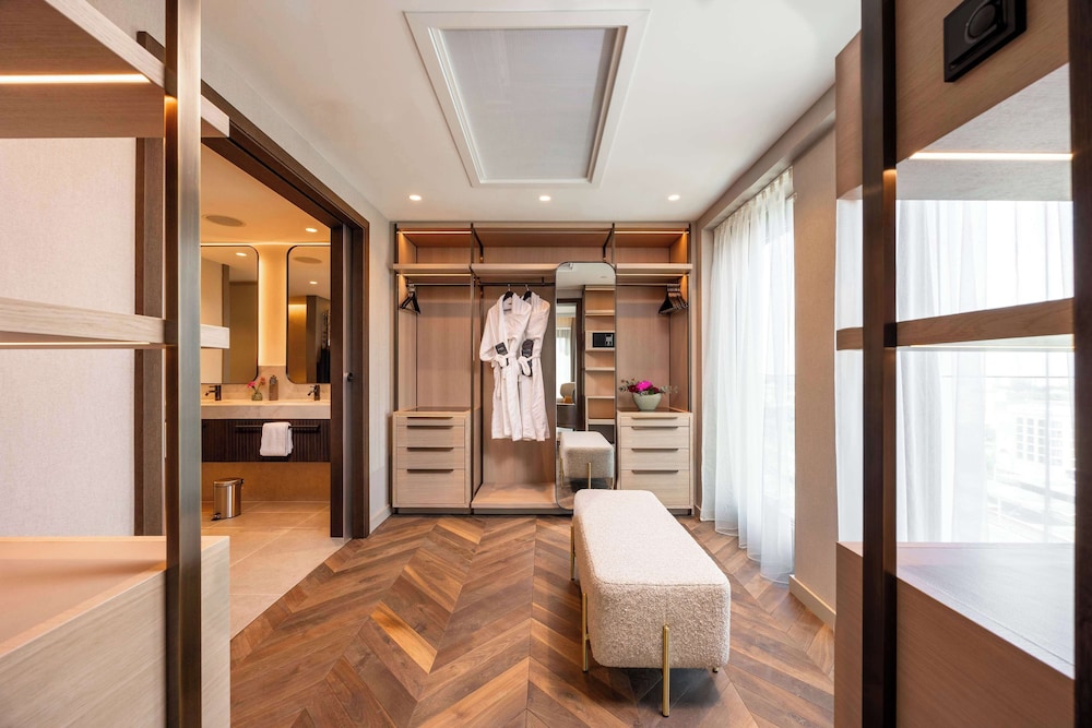 Superior Double Room thumbnail 6