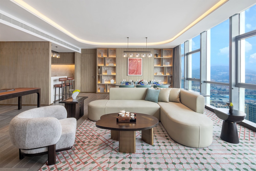 Suite, 1 King Bed, Club Lounge Access - Photo 2