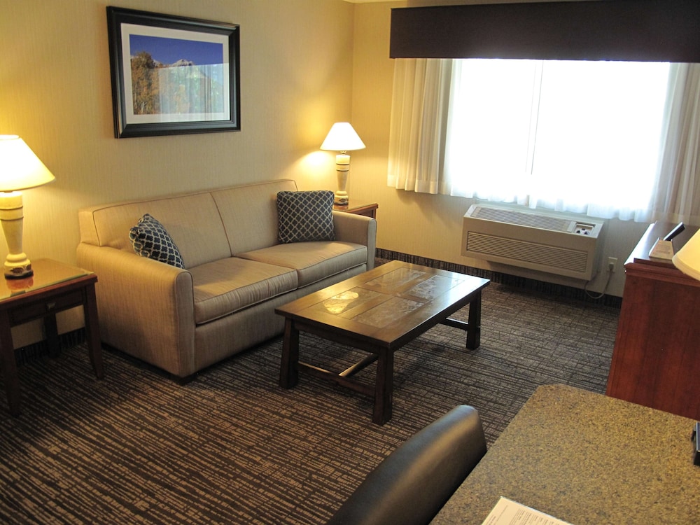 Family Suite, 2 Queen Beds, Non Smoking, Refrigerator & Microwave (With Sofabed) photo 2