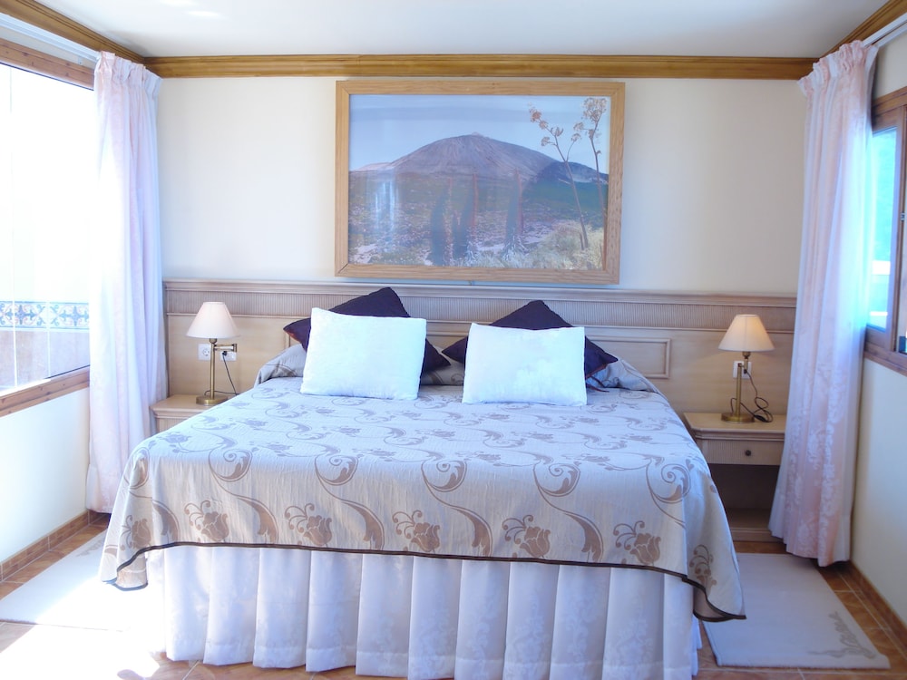 Honeymoon Suite, 1 King Bed, Hot Tub - Photo 2