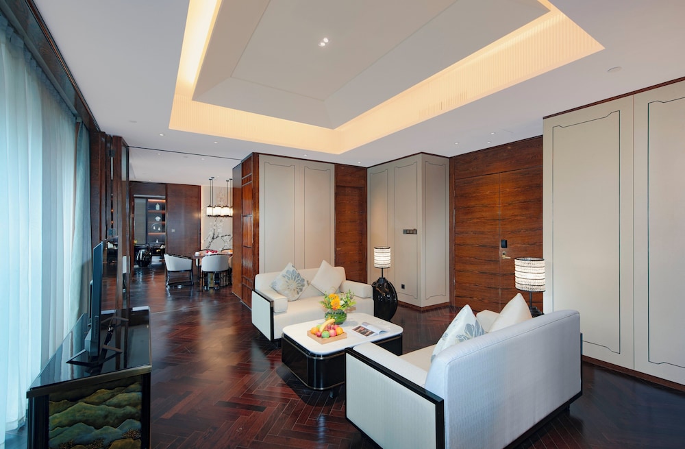 Suite, 1 King Bed thumbnail 6