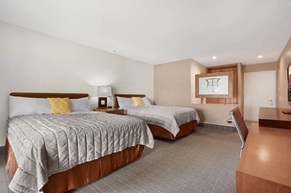 Standard Double Room, 2 Queen Beds, Golf View photo 1