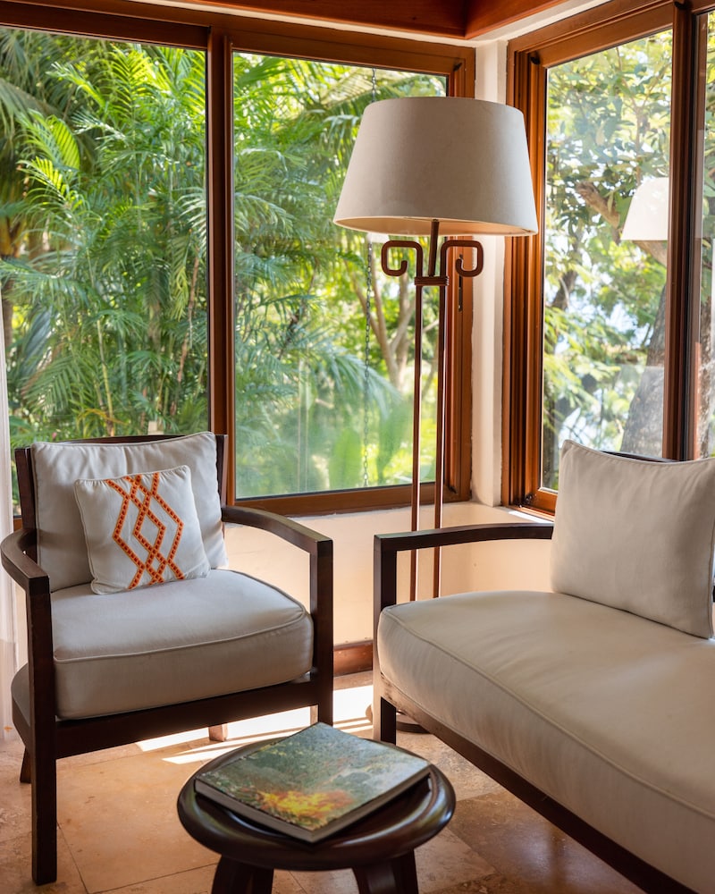 Lake Breeze Suite Queen photo 3
