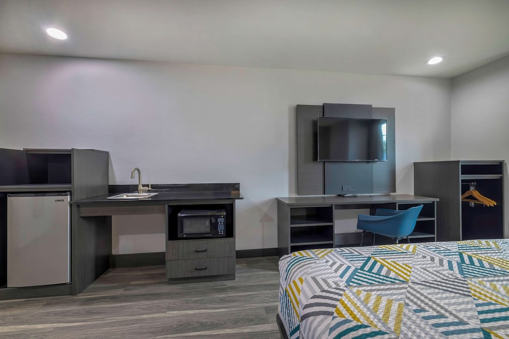 Deluxe Suite, 1 King Bed, Smoking, Refrigerator & Microwave - Photo 9