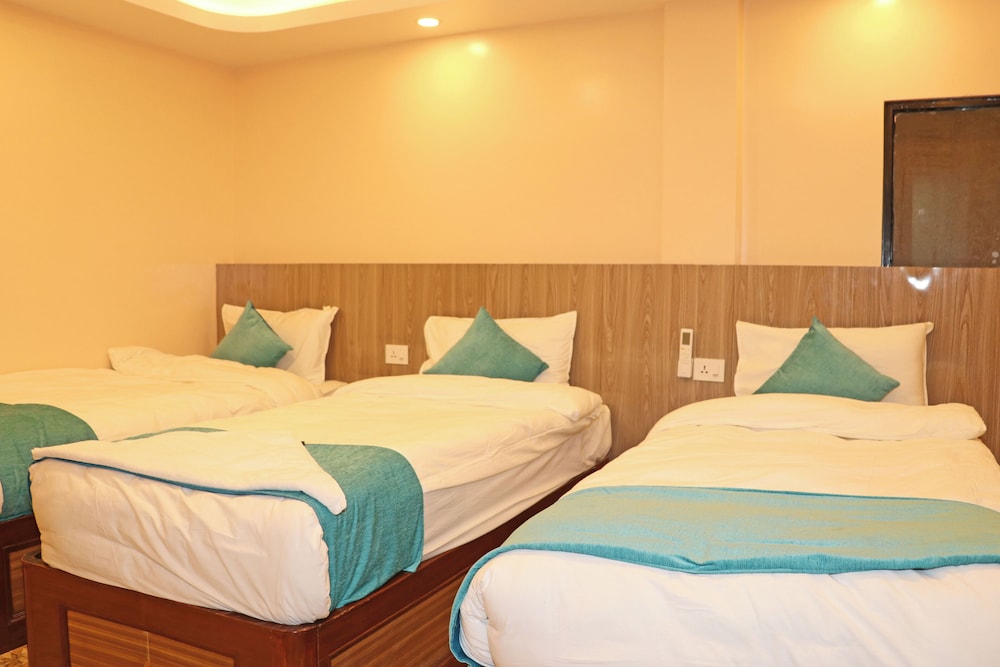 Deluxe Triple Room - Photo 13