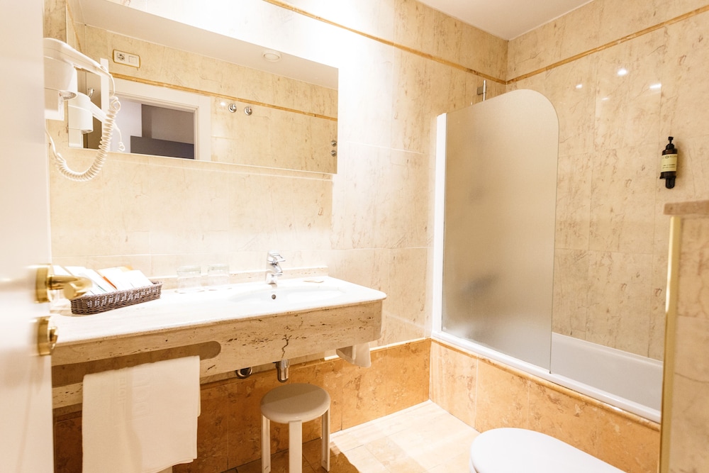 Quadruple Room (2 adults and 2 children) - Photo 7