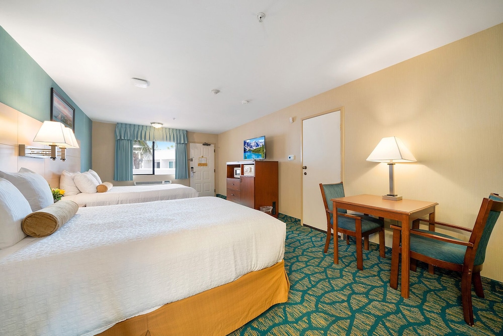 Standard Room, 2 Queen Beds, Balcony - Photo 2