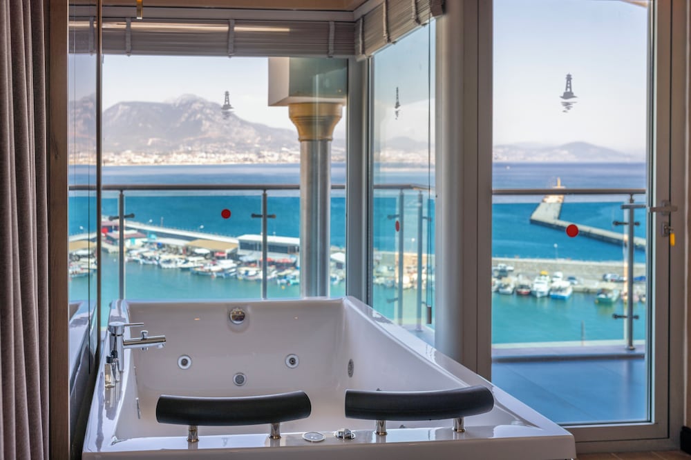 Junior Suite with Jacuzzi Sea View