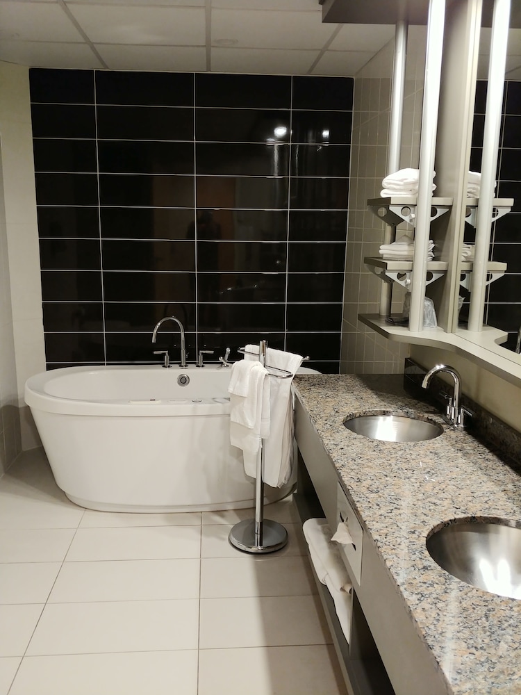 Suite, 1 King Bed - Photo 8