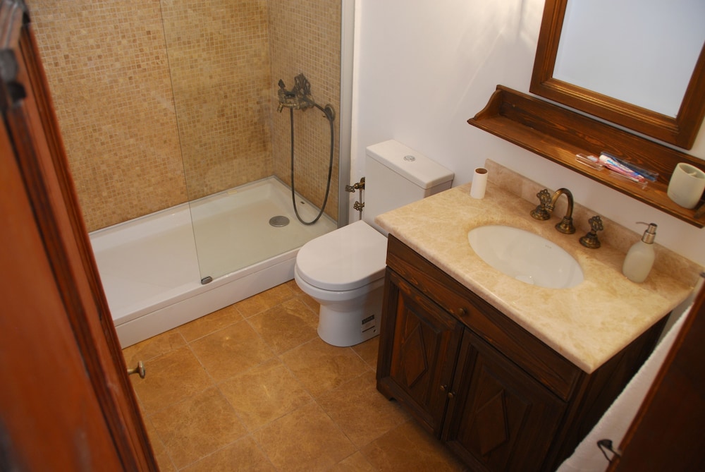 Traditional Room, Shared Bathroom photo 3