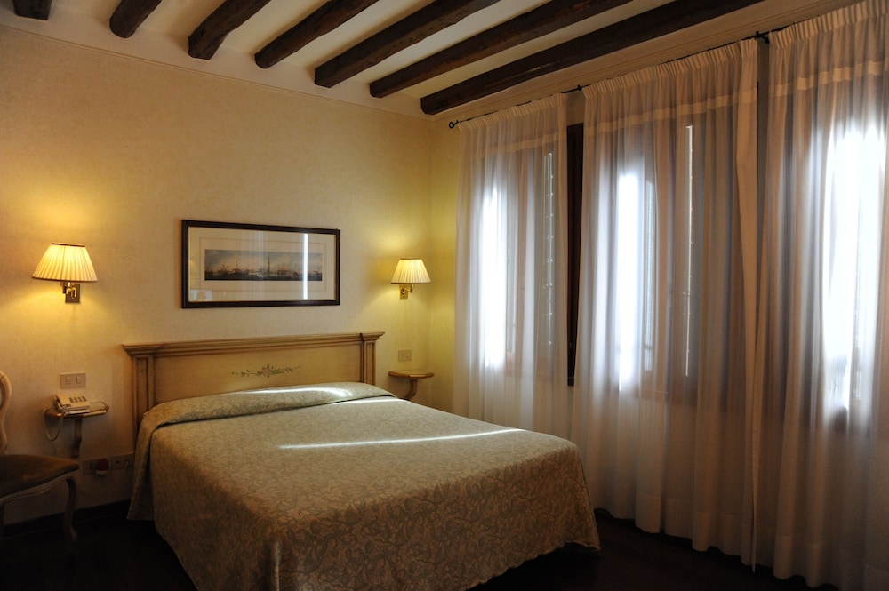 Standard Double or Twin Room photo 3