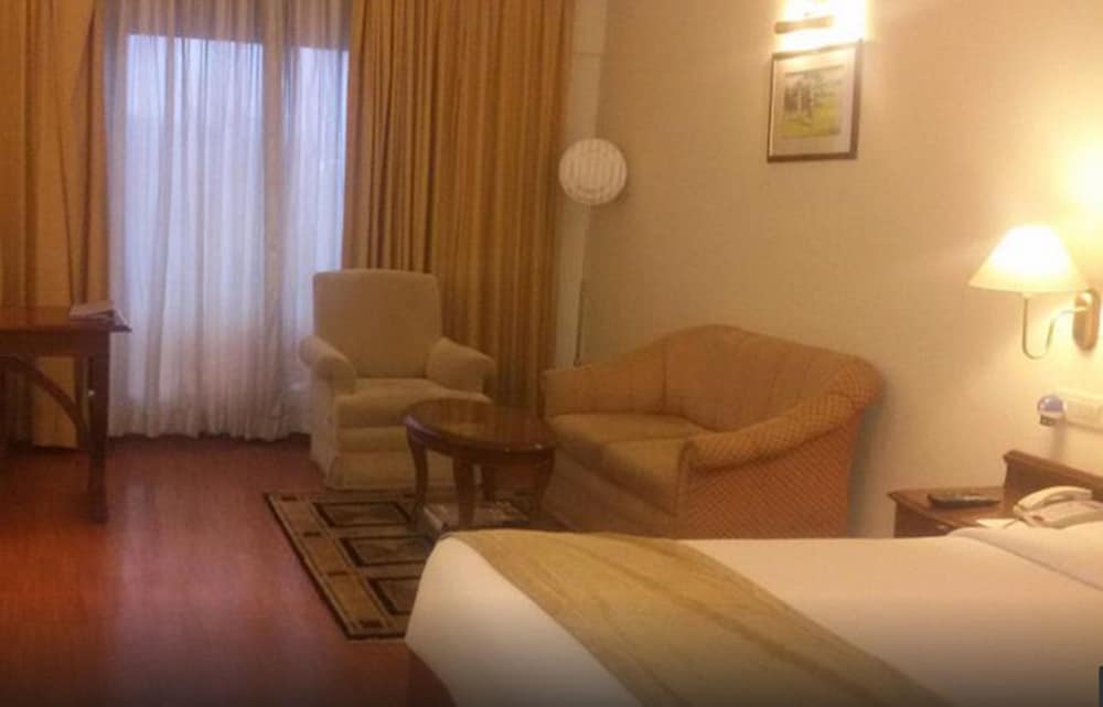 Deluxe King Room With Bath tub - Photo 2