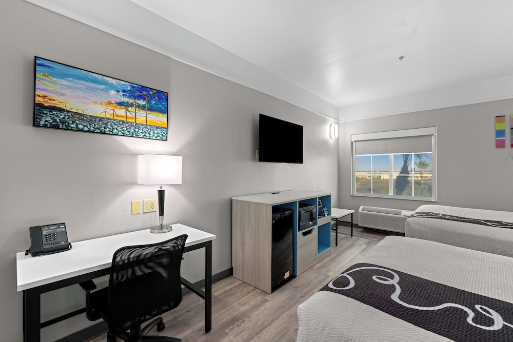 Executive Suite, Multiple Beds, Non Smoking - Photo 2