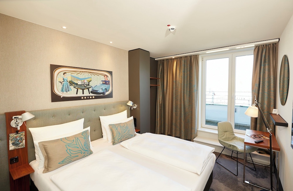Standard Room, 1 King Bed, Balcony photo 1