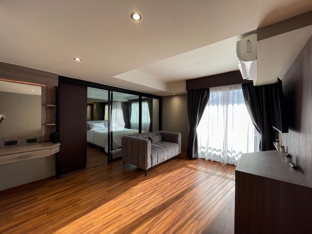 Romantic Room, 1 Bedroom, Non Smoking, Refrigerator & Microwave photo 2