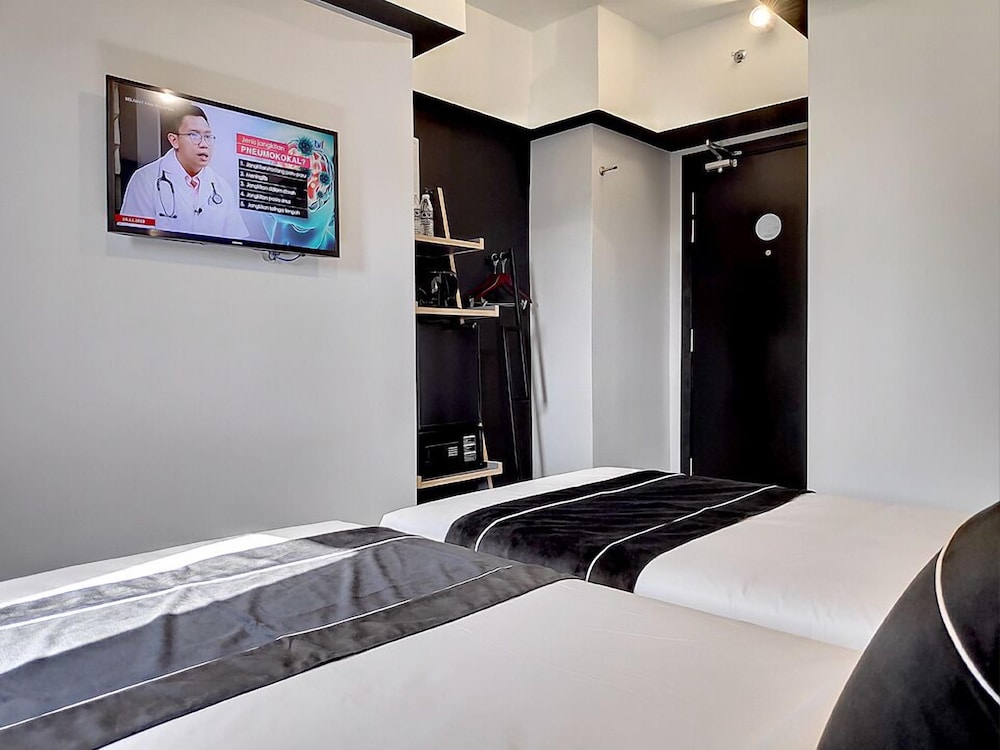 Amber Deluxe (1 Queen or 2 Single Beds) - Photo 1