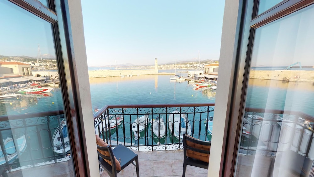 Deluxe Suite, 1 Bedroom, Sea View, Oceanfront photo 3