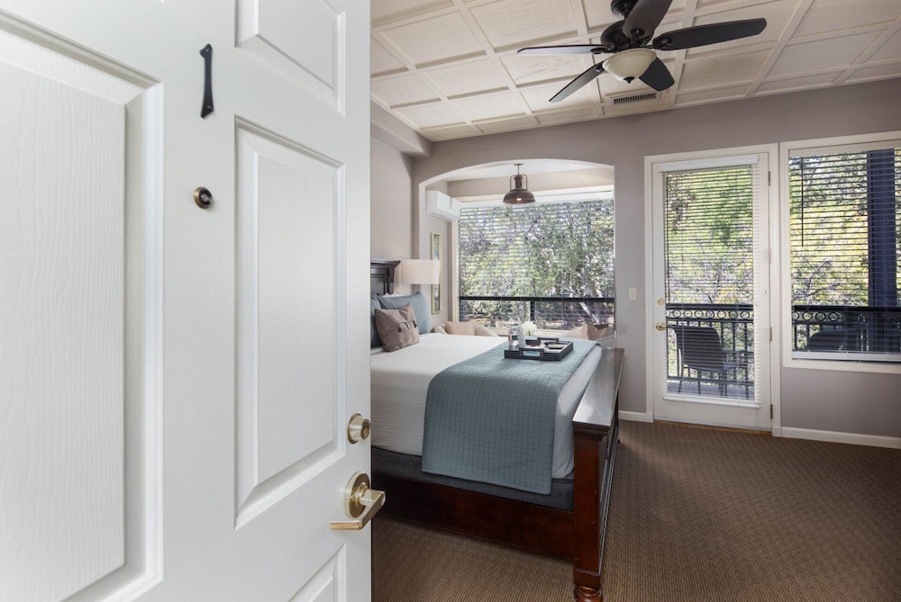 Creekside King Room 1