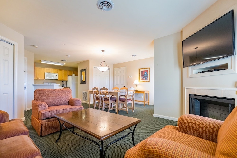 Deluxe One Bedroom King Suite photo 1