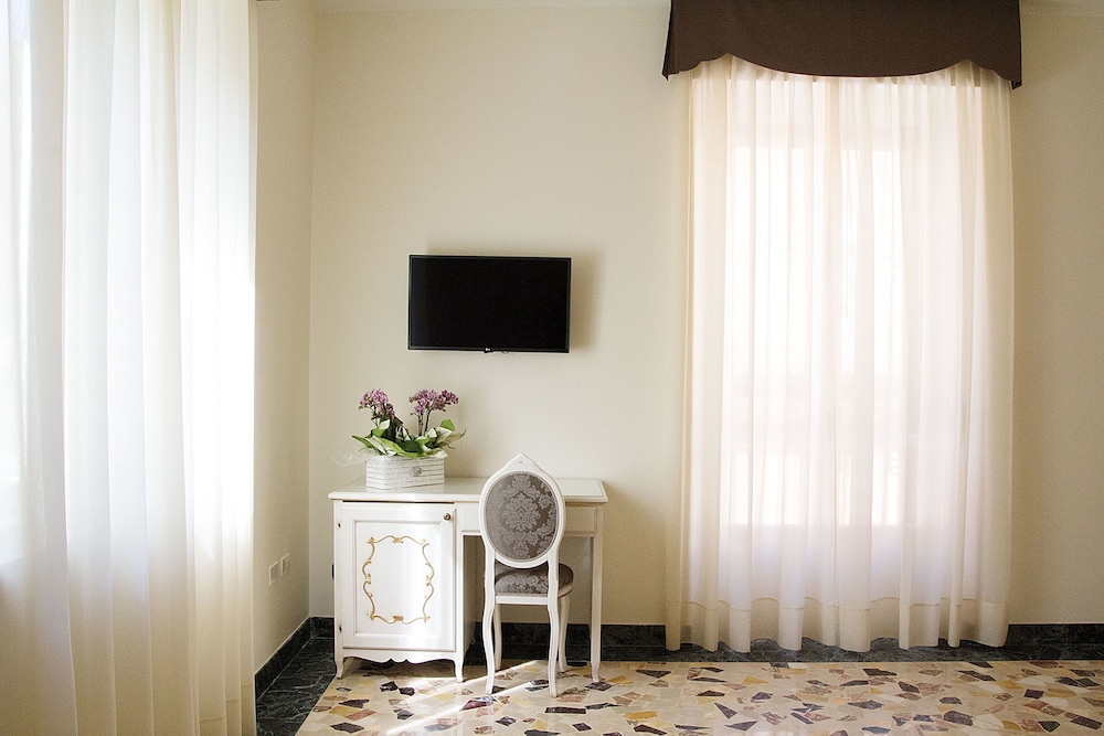 Deluxe Triple Room, River View (Private External Bathroom)