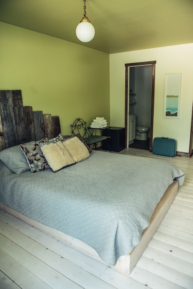 Basic Room, 1 Queen Bed photo 2