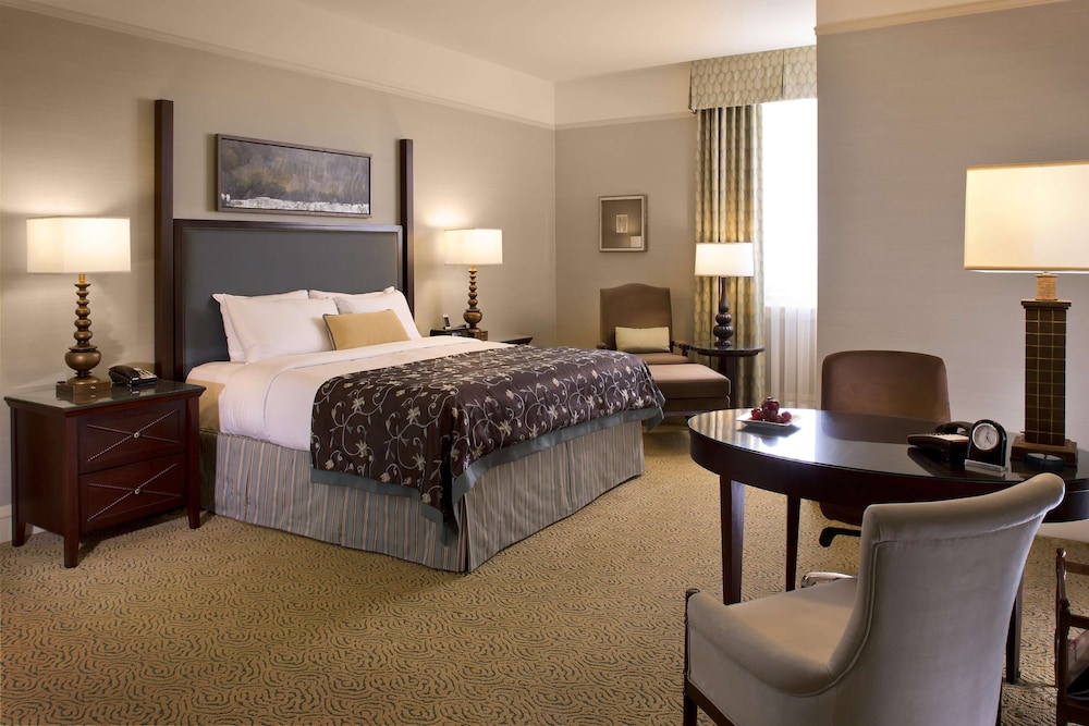 Deluxe Room, 1 King Bed, Non Smoking - Photo 8
