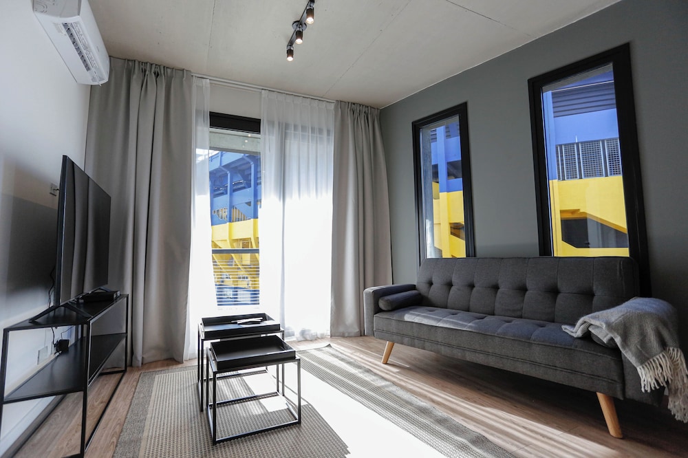 Suite, Corner