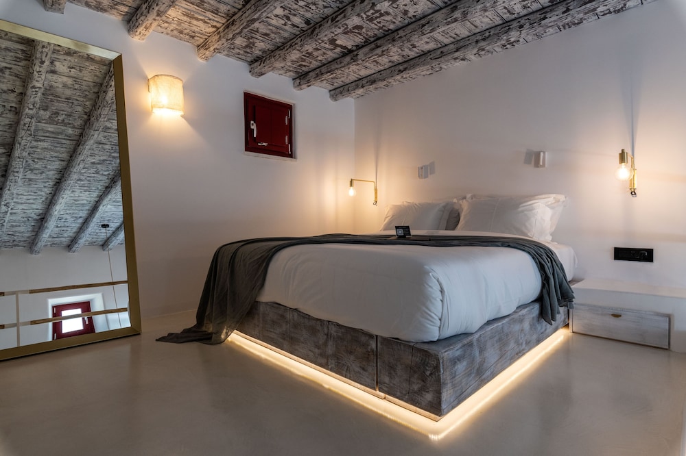 Suite, 1 Queen Bed with Sofa bed, Terrace, City View photo 2