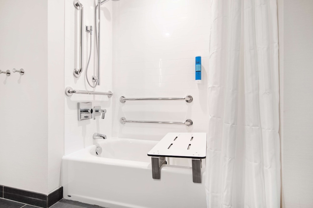 Room, 2 Queen Beds, Accessible (Mob/Hear Acc W/Tub) - Photo 8