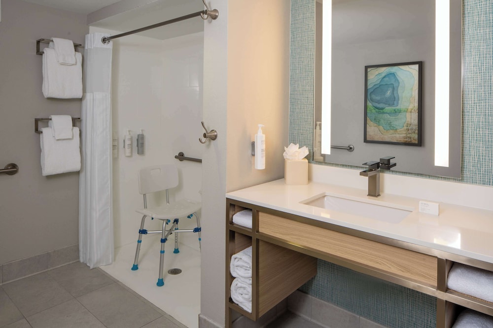 Suite, 2 Queen Beds, Accessible