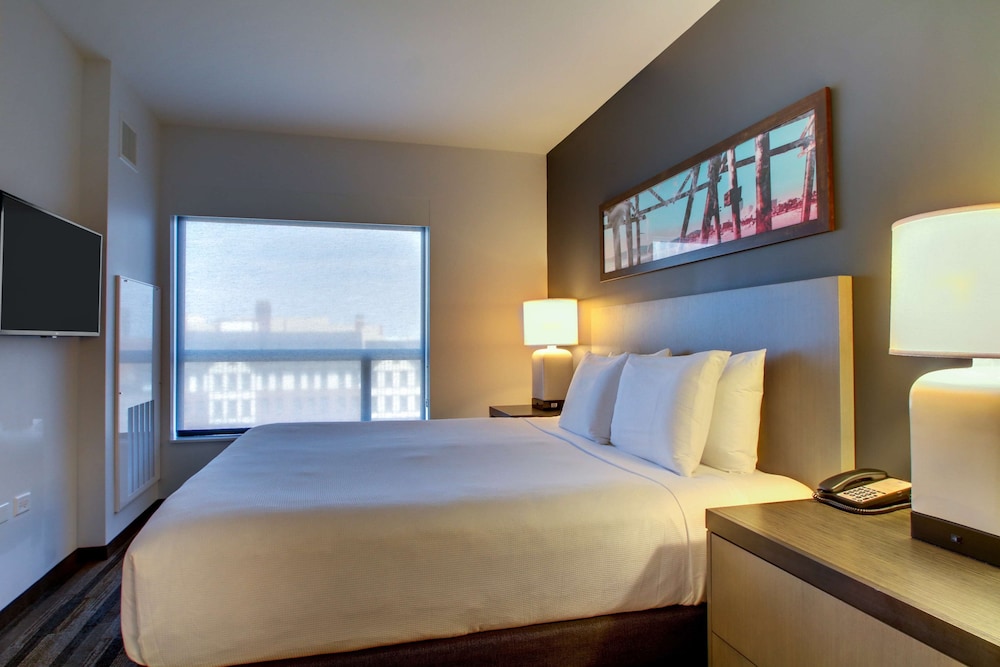Suite, 1 King Bed with Sofa bed photo 3