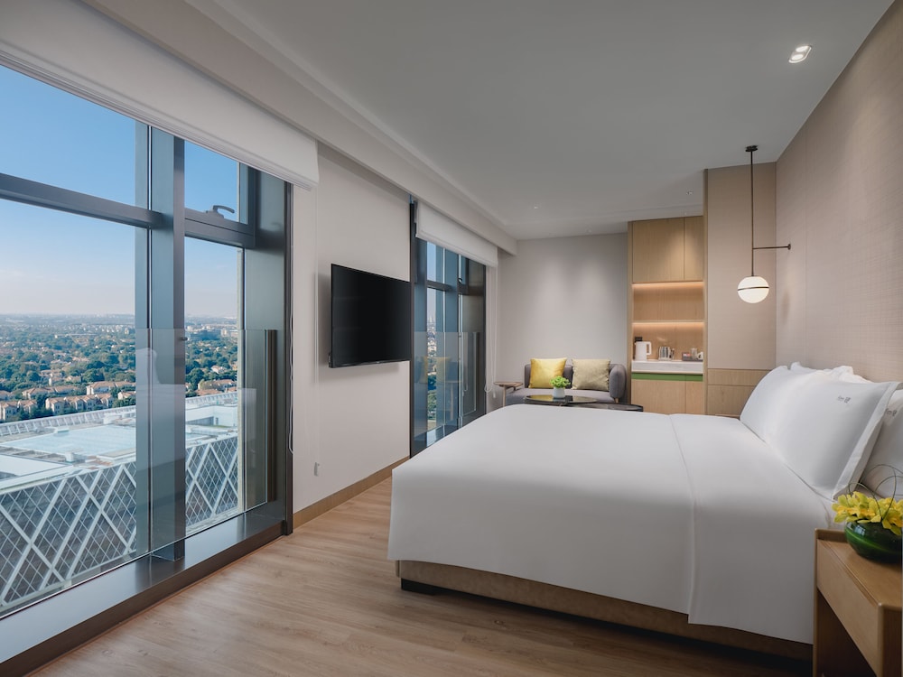 Premium Room, 1 King Bed - Photo 1