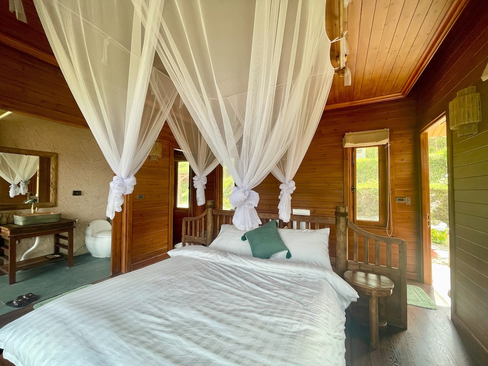 Superior Bungalow, 1 Queen Bed, Balcony, Mountain View