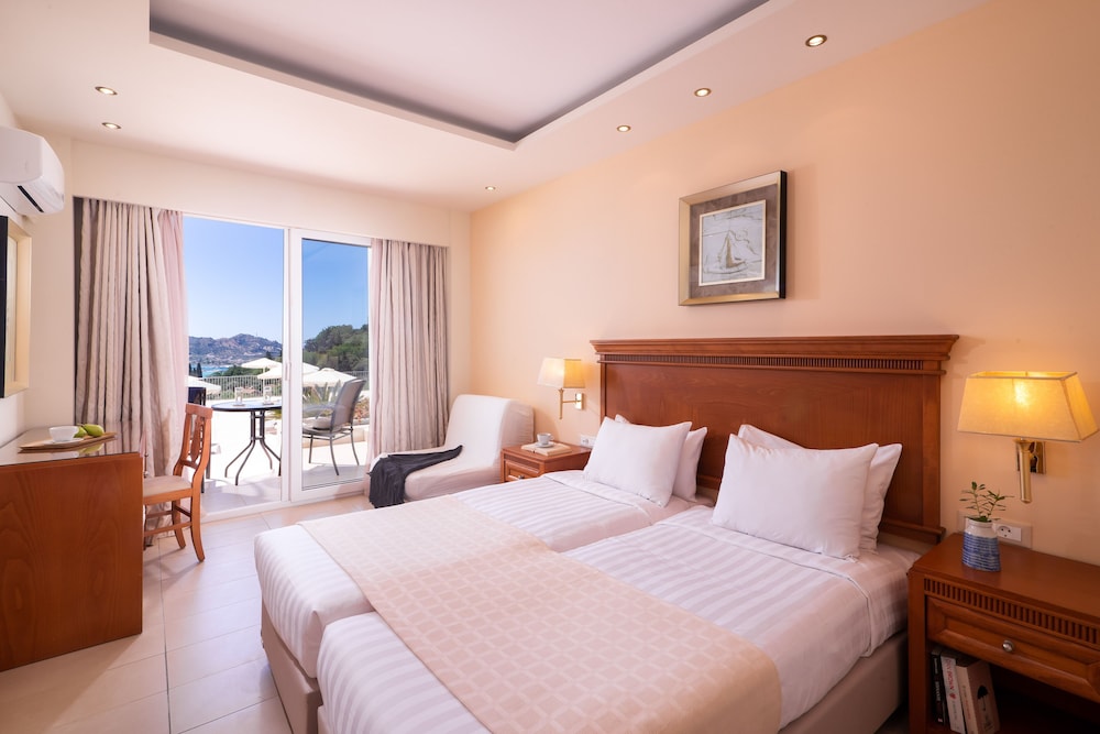 Poolfront Double Room with Sea View photo 2