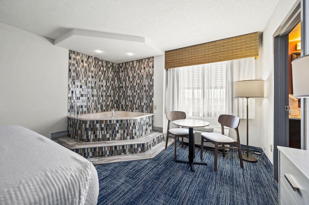 Single Room, 1 King Bed, Jetted Tub photo 2
