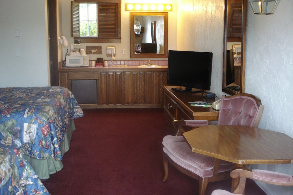 Standard Room, 2 Queen Beds photo 2