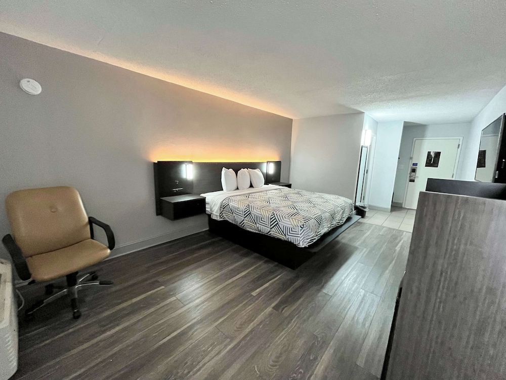 Standard Room, 1 King Bed, Non Smoking - Photo 4