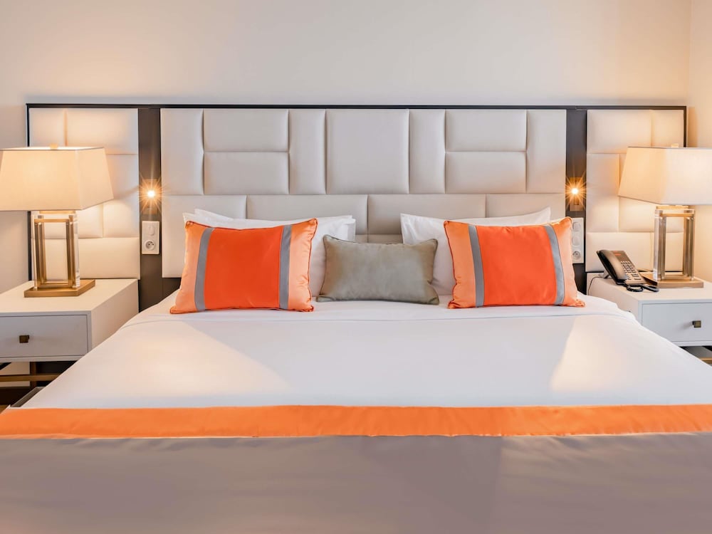 Junior Suite, 1 King Bed with Sofa bed, Ocean View - Photo 3