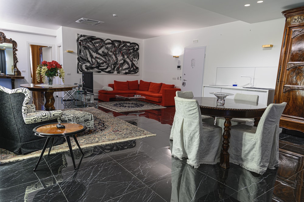Suite (Fellini) photo 1